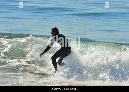 Surfen am Zuma Beach Kalifornien Stockfoto