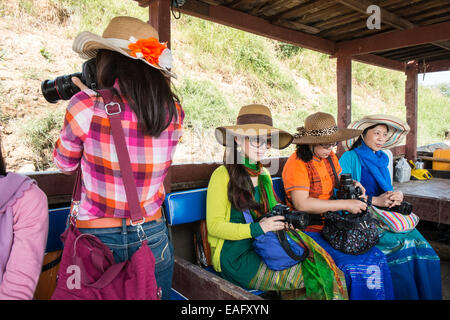 Flussschiff unter asiatischen Kamera Touristen von und nach Inwa, Ava-Bereich über Irrawaddy-Fluss in der Nähe von Mandalay, Birma, Myanmar, Asien, Stockfoto