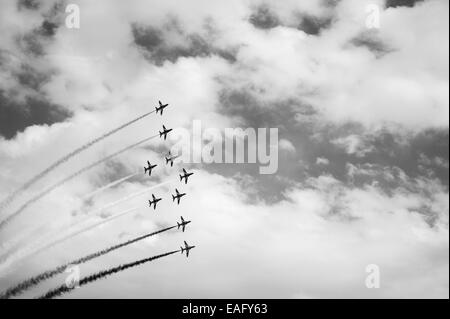 Red Arrows fliegen anzeigen in Malta International Airshow 2014, Phoenix Bildung Stockfoto