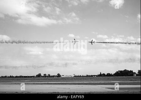 Red Arrows fliegen anzeigen am Malta International Airshow 2014, zwei Flugzeuge Spritzkopf auf Stockfoto