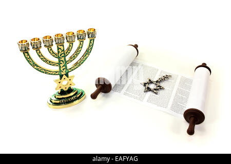 Tora-Rolle mit Menorah und Davidstern auf einem hellen Hintergrund Stockfoto