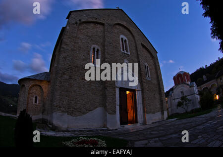 Kirche im Kloster Studenica beim Abendgebet Stockfoto