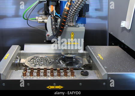 Dental CNC-Stecher in Aktion. Dentale Fräsmaschine carving bereits gescannte und manipuliert Computermodell des menschlichen te Stockfoto