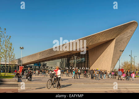 Blick auf Rotterdamer Hauptbahnhof, befindet sich am Bahnhofsplatz, neu gebaut und im März 2014 wieder eröffnet. Stockfoto