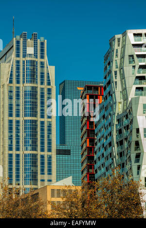 Blick auf moderne Architektur und das '' Calypso'' Gebäude auf der rechten Seite in die Stadt Rotterdam, Zuid-Holland, Niederlande. Stockfoto