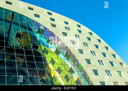 Nahaufnahme von dem gewölbten Dach der neuen Markthalle oder Markthal Rotterdam (Niederländisch), Rotterdam, Zuid-Holland, Niederlande. Stockfoto