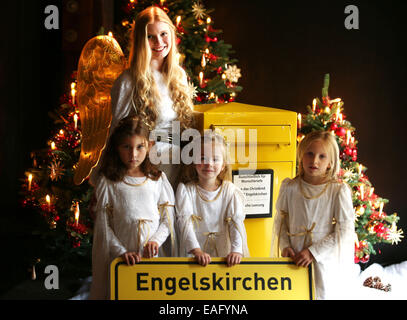 Engelskirchen, Deutschland. 14. November 2014. Schauspieler porträtiert baby Jesus (Christkind) steht mit Kindern bei einem Postfach in Engelskirchen, Deutschland, 14. November 2014. Sechs Wochen vor Weihnachten, sind bereits mehr als 7.000 Wunschlisten von Kindern auf der ganzen Welt an das Christkind Postamt in Engelskirchen angekommen. Foto: OLIVER BERG/Dpa/Alamy Live News Stockfoto