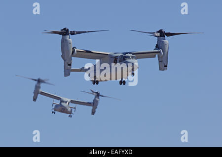 MV-22 Osprey Hubschrauber fliegen auf der 2014 Miramar Air Show Stockfoto