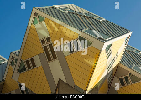 Niedrigen Winkel-Blick auf den Cube Häuser-gebaut in Rotterdam, Zuid-Holland, Niederlande, entworfen vom Architekten Piet Blom gekippt. Stockfoto