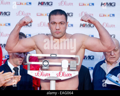 Hamburg, Deutschland. 14. November 2014. Boxer Kubrat Pulew steht auf der Waage für das Wiegen in Hamburg, Deutschland, 14. November 2014. Am 15. November 2014 verteidigt WBO und WBA Superchampion Klitschko seinen IBF und IBO schwere WM-Titel gegen Bulgariens Pulew in Hamburg. Foto: DANIEL BOCKWOLDT/Dpa/Alamy Live News Stockfoto