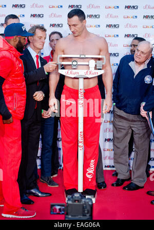 Hamburg, Deutschland. 14. November 2014. Boxer Wladimir Klitschko steht auf der Waage für das Wiegen in Hamburg, Deutschland, 14. November 2014. Am 15. November 2014 verteidigt WBO und WBA Superchampion Klitschko seinen IBF und IBO schwere WM-Titel gegen Bulgariens Pulew in Hamburg. Foto: DANIEL BOCKWOLDT/Dpa/Alamy Live News Stockfoto