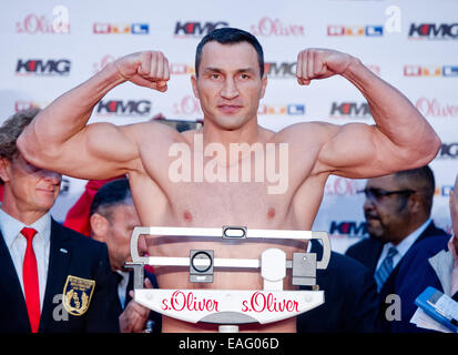 Hamburg, Deutschland. 14. November 2014. Boxer Wladimir Klitschko steht auf der Waage für das Wiegen in Hamburg, Deutschland, 14. November 2014. Am 15. November 2014 verteidigt WBO und WBA Superchampion Klitschko seinen IBF und IBO schwere WM-Titel gegen Bulgariens Pulew in Hamburg. Foto: DANIEL BOCKWOLDT/Dpa/Alamy Live News Stockfoto