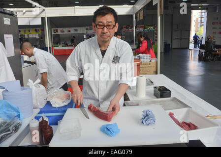 London, UK, 14. November 2014: Aussteller beschäftigt, Stände für die Hyper Japan Weihnachten Markt 2015 in London Olympia in London. Bildnachweis: Siehe Li/Alamy Live News Stockfoto