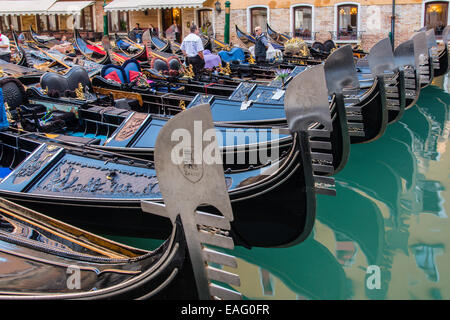 Bogen der Gondeln hintereinander, Venedig, Veneto, Italien Stockfoto