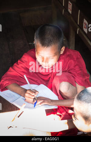 Kinder, die studieren im Bagaya Kyaung Kloster, Inwa, Ava, in der Nähe von Mandalay, Birma, Myanmar, Südostasien, Asien, Stockfoto