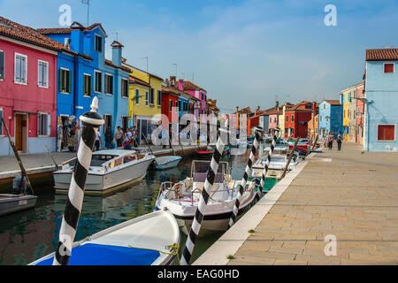 Wasserkanal und bunt bemalten Häusern in Burano Insel, Venedig, Veneto, Italien Stockfoto