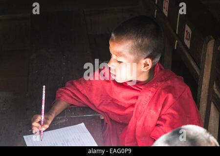 Kinder, die studieren im Bagaya Kyaung Kloster, Inwa, Ava, in der Nähe von Mandalay, Birma, Myanmar, Südostasien, Asien, Stockfoto