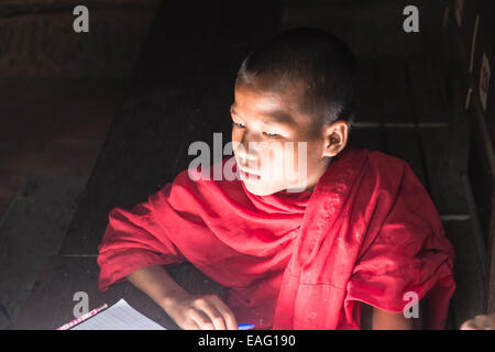 Kinder, die studieren im Bagaya Kyaung Kloster, Inwa, Ava, in der Nähe von Mandalay, Birma, Myanmar, Südostasien, Asien, Stockfoto