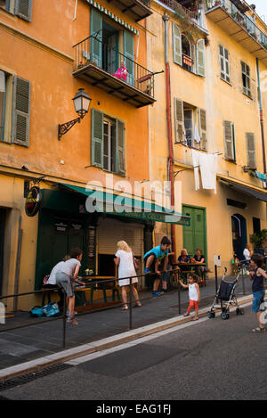 Kinder spielen in der schönen Altstadt, Frankreich. Stockfoto