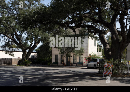 Industrie und Handelskammer Gebäude sitzt im Schatten der jahrhundertealten Eichen an der Market Street im historischen Stadtzentrum von Goliad, TX Stockfoto