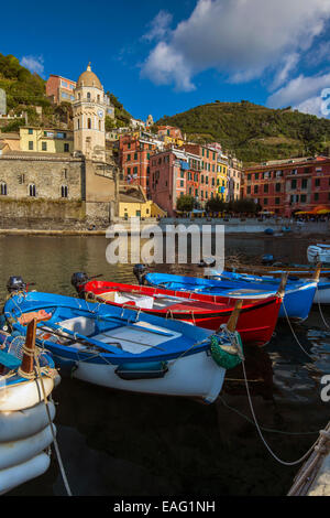 Vertäut Angelboote/Fischerboote in den kleinen Hafen von Vernazza, Cinque Terre, Ligurien, Italien Stockfoto