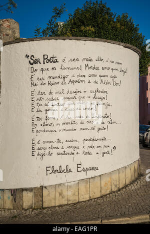 Gedicht an der Wand, Calcada da Graca, Lissabon, Portugal Stockfoto