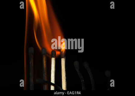 Brennen Sie Spiel auf einem schwarzen Hintergrund. Bauen Sie ein Feuer. Stockfoto