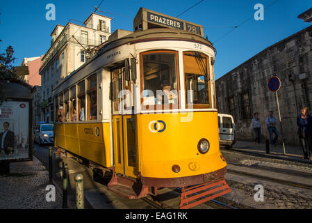 Straßenbahn Nr. 28 in der Rua Do Limoeiro, Lissabon, Portugal Stockfoto