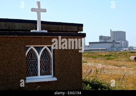 Die Wallfahrtskirche Kirche mit Kernkraftwerk Dungeness im Hintergrund Stockfoto