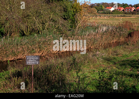 Ein Blick auf den Fluss Glaven mit Angeln rein privaten beachten Sie bei Wiveton, Norfolk, England, Vereinigtes Königreich. Stockfoto