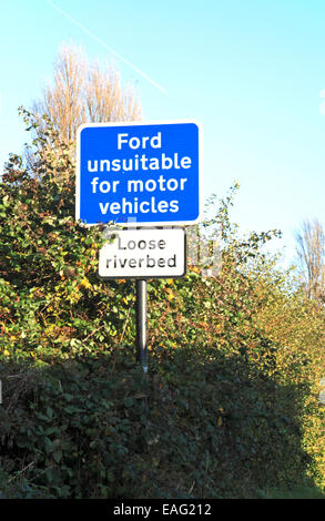 Ein Warnsignal für Kraftfahrzeuge, die Annäherung an die Furt bei Glandford, Norfolk, England, Vereinigtes Königreich. Stockfoto