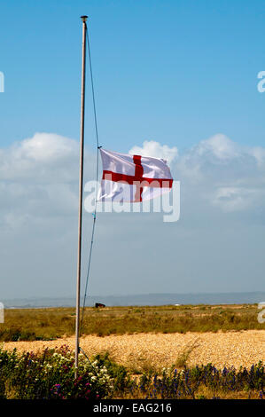 England Flagge auf Halbmast vor die Rettungsstation am Strand von Dungeness, Kent Stockfoto