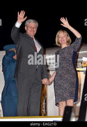 Brisbane, Australien. 14. November 2014. Kanadas Premierminister Stephen Harper und seine Frau kommen am Flughafen Brisbane auf dem kommenden G20-Gipfel in Brisbane, Australien, 14. November 2014 teilnehmen. Bildnachweis: Pool/Xinhua/Alamy Live-Nachrichten Stockfoto