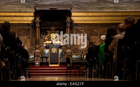 Hamburg, Deutschland. 14. November 2014. Israelische Autor spricht Amos Oz während der Zeremonie für die Siegfried-Lenz-Preis im Rathaus in Hamburg, Deutschland, 14. November 2014. Amos Oz es die zuerst, mit dem Siegfried-Lenz-Preis in Hamburg ausgezeichnet worden. Foto: CHRISTIAN CHARISIUS/Dpa/Alamy Live News Stockfoto