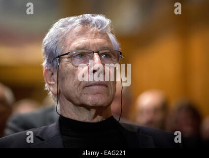 Hamburg, Deutschland. 14. November 2014. Israelische Autor spricht Amos Oz während der Zeremonie für die Siegfried-Lenz-Preis im Rathaus in Hamburg, Deutschland, 14. November 2014. Amos Oz es die zuerst, mit dem Siegfried-Lenz-Preis in Hamburg ausgezeichnet worden. Foto: CHRISTIAN CHARISIUS/Dpa/Alamy Live News Stockfoto