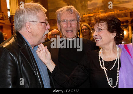 Hamburg, Deutschland. 14. November 2014. Israelische Schriftsteller Amos Oz (C), seine Frau Nily Zuckerman und Liedermacher Wolf Biermann (L) während der Zeremonie für die Siegfried-Lenz-Preis im Rathaus in Hamburg, Deutschland, 14. November 2014. Amos Oz es die zuerst, mit dem Siegfried-Lenz-Preis in Hamburg ausgezeichnet worden. Foto: CHRISTIAN CHARISIUS/Dpa/Alamy Live News Stockfoto