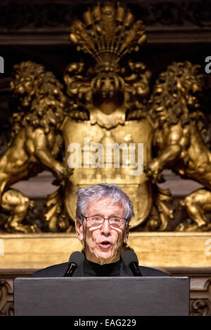 Hamburg, Deutschland. 14. November 2014. Israelische Autor spricht Amos Oz während der Zeremonie für die Siegfried-Lenz-Preis im Rathaus in Hamburg, Deutschland, 14. November 2014. Amos Oz es die zuerst, mit dem Siegfried-Lenz-Preis in Hamburg ausgezeichnet worden. Foto: CHRISTIAN CHARISIUS/Dpa/Alamy Live News Stockfoto