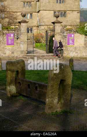 Eyam Hall eine historische Gritstone jakobinischen Herrenhaus befindet sich in der Peak District Dorf Eyam Derbyshire Stockfoto