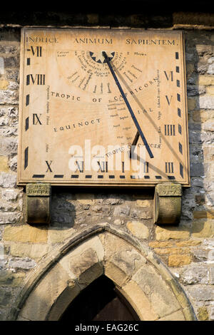 18. Jahrhundert quadratische Sonnenuhr auf Seite der Kirche Eyam Derbyshire England montiert Stockfoto