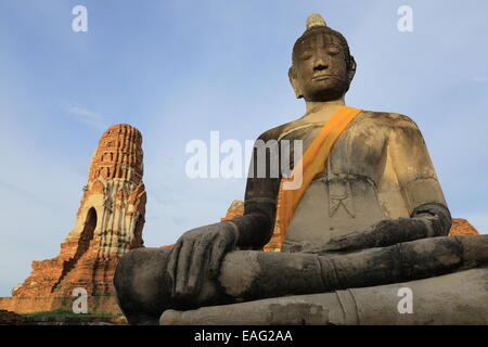 Buddha-Statue bei Sonnenuntergang - Wat Mahathat - Ayutthaya Historical Park - Thailand Stockfoto