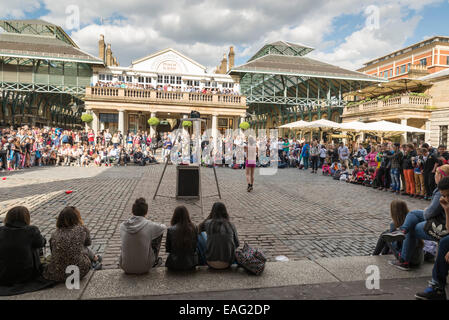 LONDON, Vereinigtes Königreich - 5. Juni 2014: Street Performer an der Covent Garden, London, Vereinigtes Königreich Stockfoto