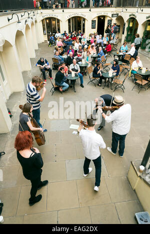 LONDON, Vereinigtes Königreich - 5. Juni 2014: Musikern in Covent Garden, London, Leute in nahe gelegenen Restaurants zu unterhalten eine Stockfoto