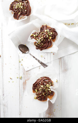 Pistazien-Cupcakes mit Schokoladenglasur Stockfoto