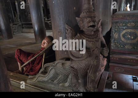 Buddhistischer Mönch Lehrer schlafen, Mangel, der, Schlafen, beraubt, Entbehrungen, bagaya Kyaung Kloster, Inwa, Ava, in der Nähe von Mandalay, Burma, Myanmar, Südostasien, Asien, Stockfoto