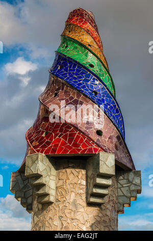 Buntes Mosaik Schornstein, Palau Güell, Barcelona, Katalonien, Spanien Stockfoto