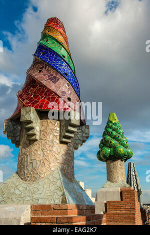 Buntes Mosaik Schornsteine, Palau Güell, Barcelona, Katalonien, Spanien Stockfoto