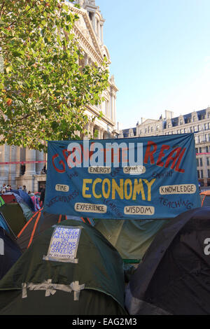 Möglichkeiten des Wirtschaftswachstums Banner angezeigt von Londoner Börse besetzen Demonstranten in der Nähe von St. Paul Kathedrale in London, Vereinigtes Königreich. Stockfoto