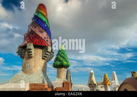 Buntes Mosaik Schornsteine, Palau Güell, Barcelona, Katalonien, Spanien Stockfoto