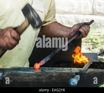 Schmied schmiedet Eisen auf Amboss. Beheizten roten Eisen Stockfoto