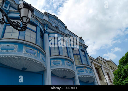 Fragment der alten Haus mit Bogen-Fenster und Putz Ornament. Stadt Plovdiv, Bulgarien Stockfoto